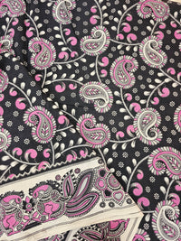 𝐏𝐫𝐞𝐛𝐨𝐨𝐤𝐢𝐧𝐠 𝐀𝐯𝐚𝐢𝐥𝐚𝐛𝐥𝐞 5 𝐝𝐚𝐲𝐬 𝐃𝐢𝐬𝐩𝐚𝐭𝐜𝐡 𝐓𝐢𝐦𝐞 Cotton Kalamkari Printed Saree - Black with pink