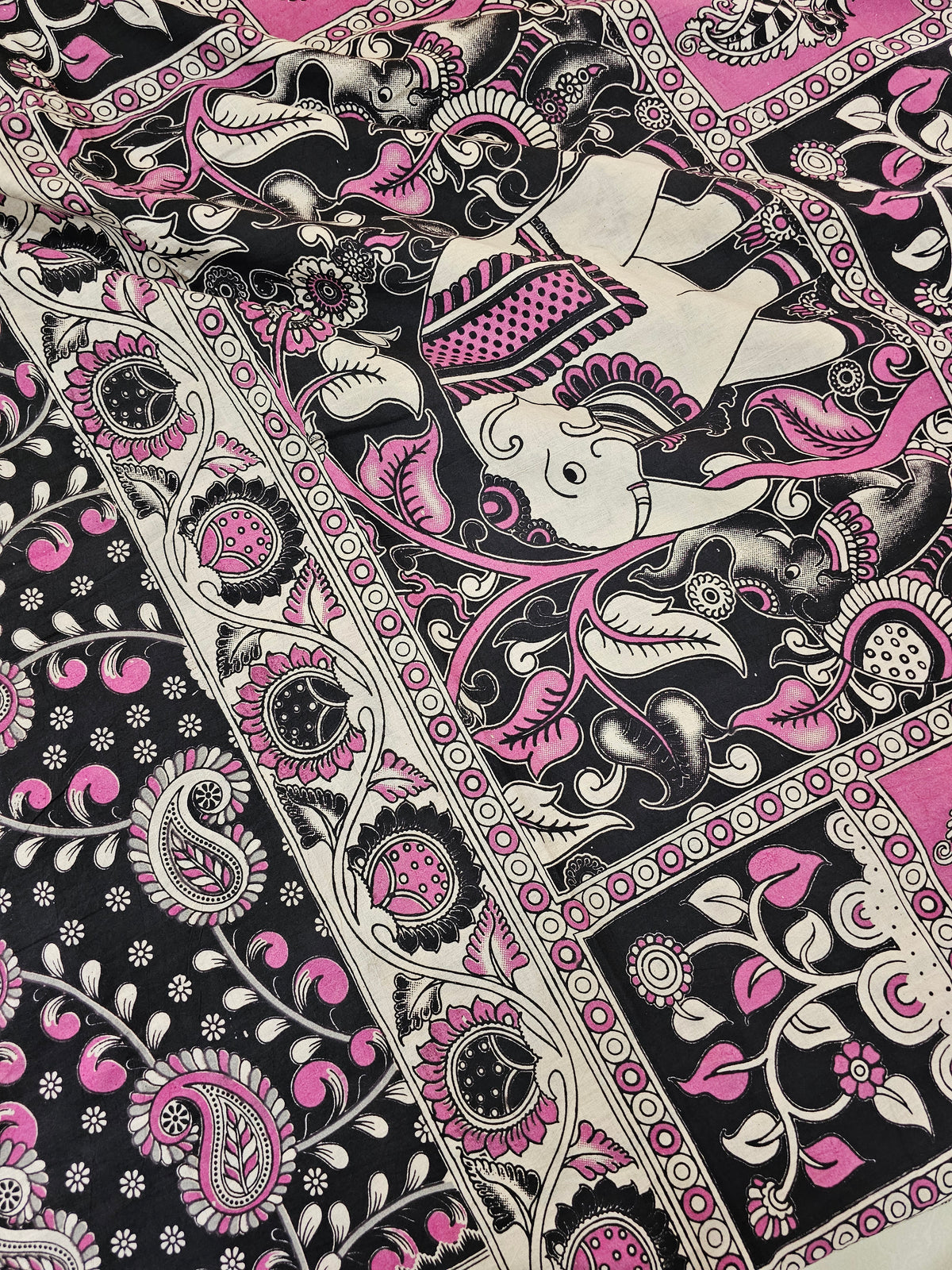 𝐏𝐫𝐞𝐛𝐨𝐨𝐤𝐢𝐧𝐠 𝐀𝐯𝐚𝐢𝐥𝐚𝐛𝐥𝐞 5 𝐝𝐚𝐲𝐬 𝐃𝐢𝐬𝐩𝐚𝐭𝐜𝐡 𝐓𝐢𝐦𝐞 Cotton Kalamkari Printed Saree - Black with pink
