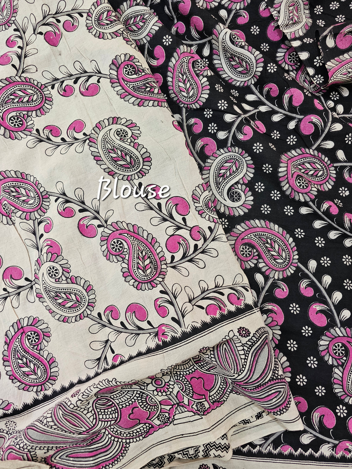 𝐏𝐫𝐞𝐛𝐨𝐨𝐤𝐢𝐧𝐠 𝐀𝐯𝐚𝐢𝐥𝐚𝐛𝐥𝐞 5 𝐝𝐚𝐲𝐬 𝐃𝐢𝐬𝐩𝐚𝐭𝐜𝐡 𝐓𝐢𝐦𝐞 Cotton Kalamkari Printed Saree - Black with pink