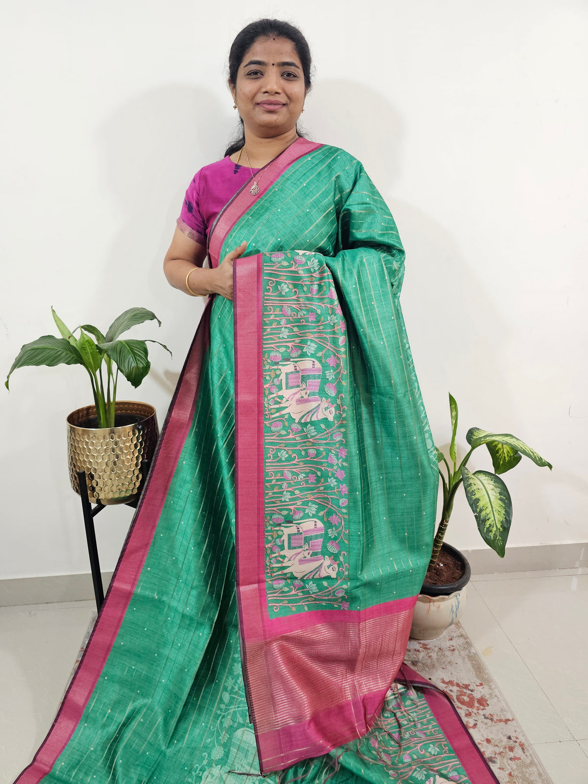 𝐏𝐫𝐞𝐛𝐨𝐨𝐤𝐢𝐧𝐠 𝐀𝐯𝐚𝐢𝐥𝐚𝐛𝐥𝐞 𝟐𝟎 𝐃𝐚𝐲𝐬 𝐃𝐢𝐬𝐩𝐚𝐭𝐜𝐡𝐢𝐧𝐠  𝐓𝐢𝐦𝐞 Soft Semi Tussar Weaving with Pichwai Border -Green with Pink