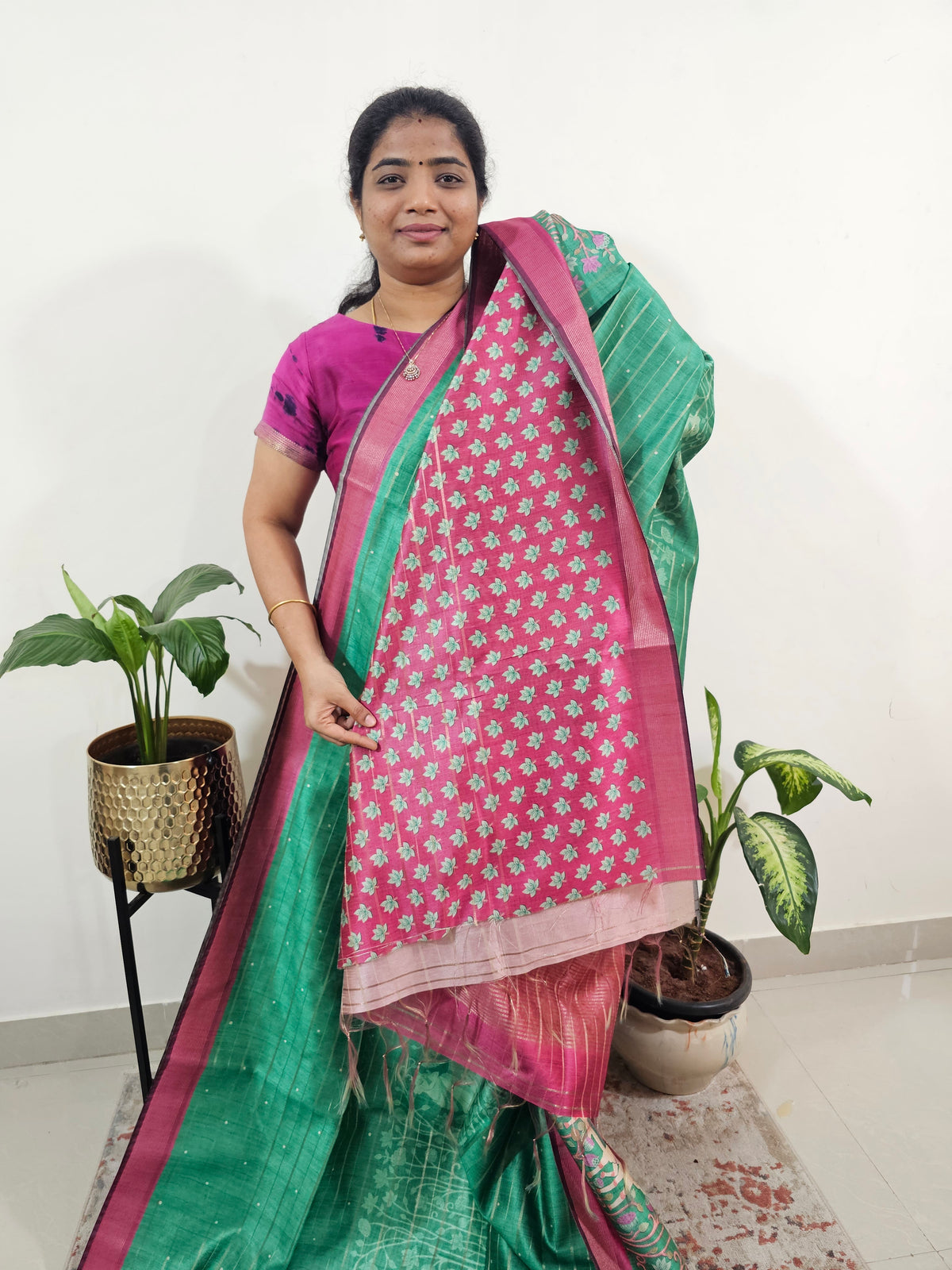 𝐏𝐫𝐞𝐛𝐨𝐨𝐤𝐢𝐧𝐠 𝐀𝐯𝐚𝐢𝐥𝐚𝐛𝐥𝐞 𝟐𝟎 𝐃𝐚𝐲𝐬 𝐃𝐢𝐬𝐩𝐚𝐭𝐜𝐡𝐢𝐧𝐠  𝐓𝐢𝐦𝐞 Soft Semi Tussar Weaving with Pichwai Border -Green with Pink