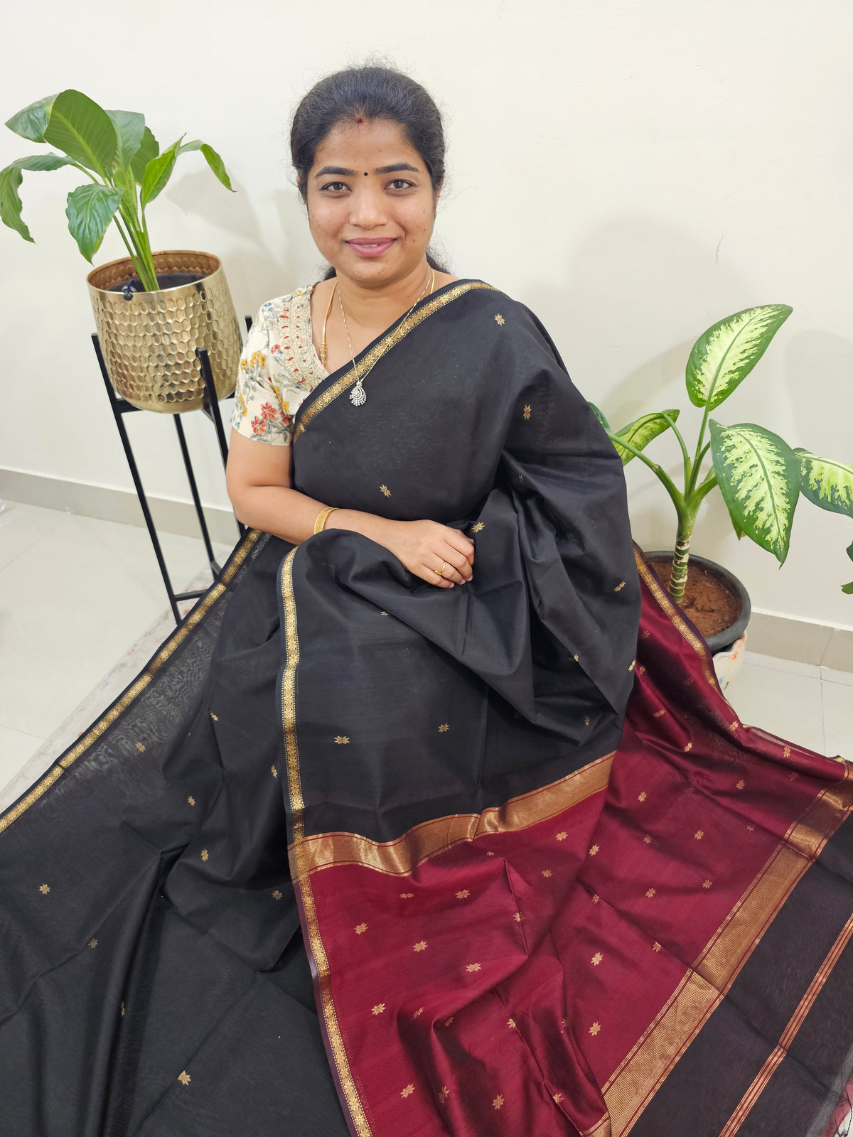 Pure Handloom Maheshwari Silk Cotton Weaves - Black with Maroon