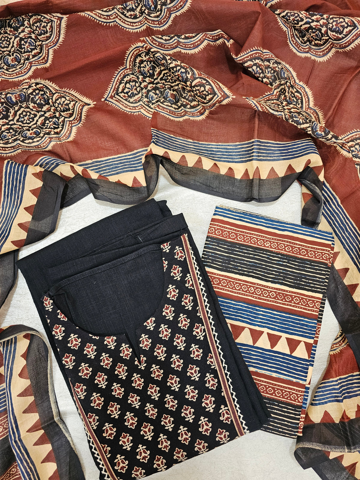 𝐏𝐫𝐞𝐛𝐨𝐨𝐤𝐢𝐧𝐠 - 𝟓 𝐃𝐚𝐲𝐬 𝐃𝐢𝐬𝐩𝐚𝐭𝐜𝐡 𝐓𝐢𝐦𝐞 Cotton Unstitched Salwar - Black