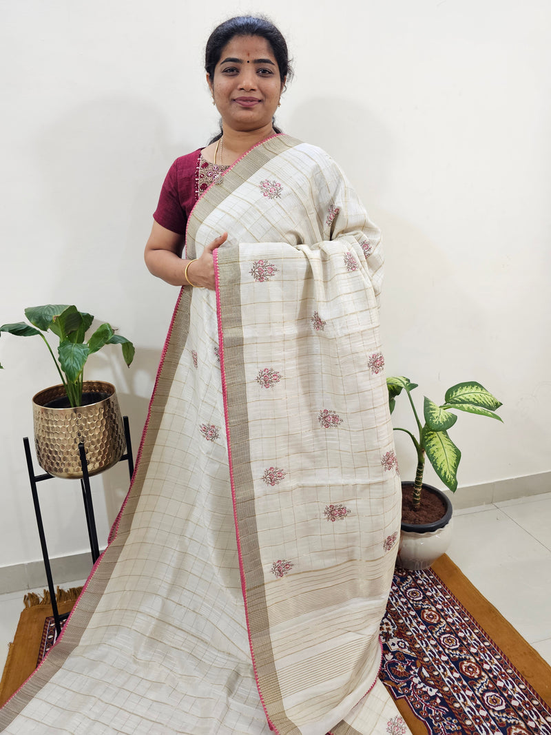 𝐏𝐫𝐞𝐛𝐨𝐨𝐤𝐢𝐧𝐠 𝐀𝐯𝐚𝐢𝐥𝐚𝐛𝐥𝐞 𝟐𝟎 𝐝𝐚𝐲𝐬 𝐃𝐢𝐬𝐩𝐚𝐭𝐜𝐡 𝐓𝐢𝐦𝐞 Chanderi with Zari Checks Saree - Off-white with Pink