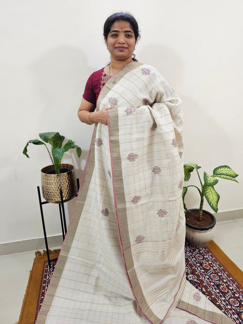 𝐏𝐫𝐞𝐛𝐨𝐨𝐤𝐢𝐧𝐠 𝐀𝐯𝐚𝐢𝐥𝐚𝐛𝐥𝐞 𝟐𝟎 𝐝𝐚𝐲𝐬 𝐃𝐢𝐬𝐩𝐚𝐭𝐜𝐡 𝐓𝐢𝐦𝐞 Chanderi with Zari Checks Saree - Off-white with Onion Pink