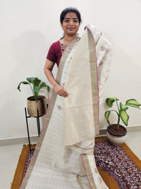 𝐏𝐫𝐞𝐛𝐨𝐨𝐤𝐢𝐧𝐠 𝐀𝐯𝐚𝐢𝐥𝐚𝐛𝐥𝐞 𝟐𝟎 𝐝𝐚𝐲𝐬 𝐃𝐢𝐬𝐩𝐚𝐭𝐜𝐡 𝐓𝐢𝐦𝐞 Chanderi with Zari Checks Saree - Off-white with Onion Pink