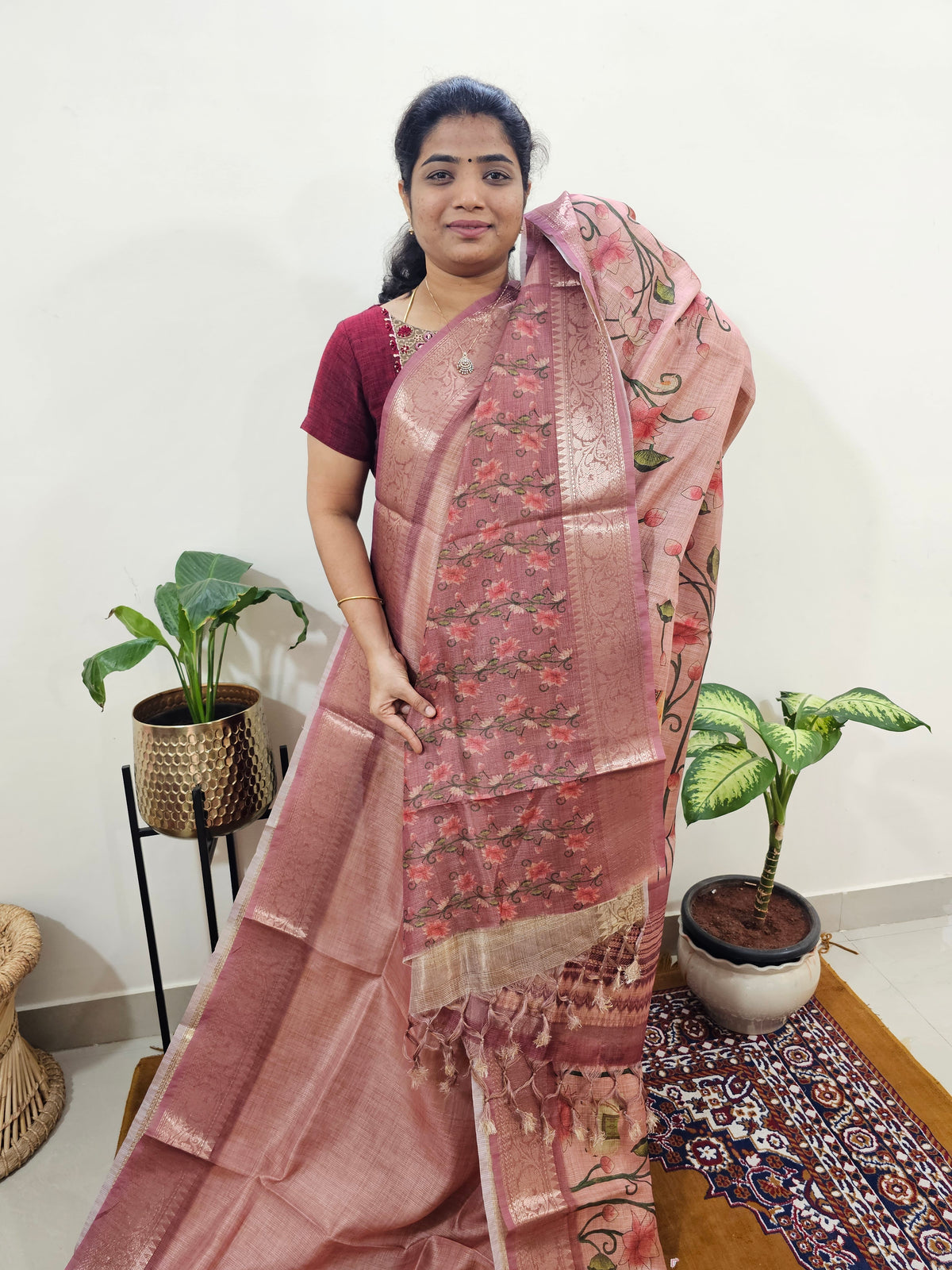 𝐏𝐫𝐞𝐛𝐨𝐨𝐤𝐢𝐧𝐠 𝐀𝐯𝐚𝐢𝐥𝐚𝐛𝐥𝐞 - 𝟐𝟎 𝐃𝐚𝐲𝐬 𝐨𝐟 𝐃𝐢𝐬𝐩𝐚𝐭𝐜𝐡𝐢𝐧𝐠 𝐓𝐢𝐦𝐞 Soft Semi Tussar Kota Weaving  - Onion Pink