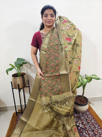 𝐏𝐫𝐞𝐛𝐨𝐨𝐤𝐢𝐧𝐠 𝐀𝐯𝐚𝐢𝐥𝐚𝐛𝐥𝐞 - 𝟐𝟎 𝐃𝐚𝐲𝐬 𝐨𝐟 𝐃𝐢𝐬𝐩𝐚𝐭𝐜𝐡𝐢𝐧𝐠 𝐓𝐢𝐦𝐞 Soft Semi Tussar Kota Weaving  - Mehindi Green