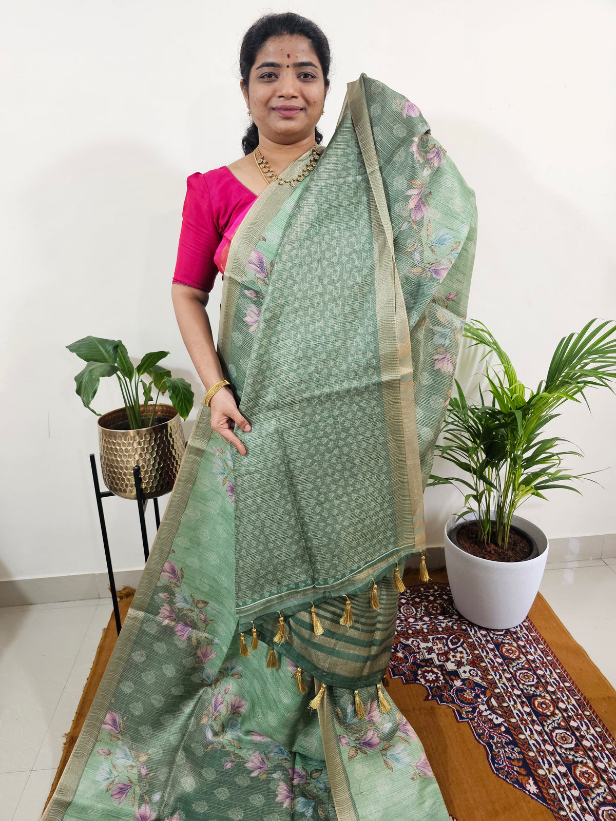 𝐏𝐫𝐞𝐛𝐨𝐨𝐤𝐢𝐧𝐠 𝐀𝐯𝐚𝐢𝐥𝐚𝐛𝐥𝐞 𝟐5 𝐃𝐚𝐲𝐬 𝐃𝐢𝐬𝐩𝐚𝐭𝐜𝐡 𝐓𝐢𝐦𝐞 Soft Semi Tussar with Tissue Weaving  - Green