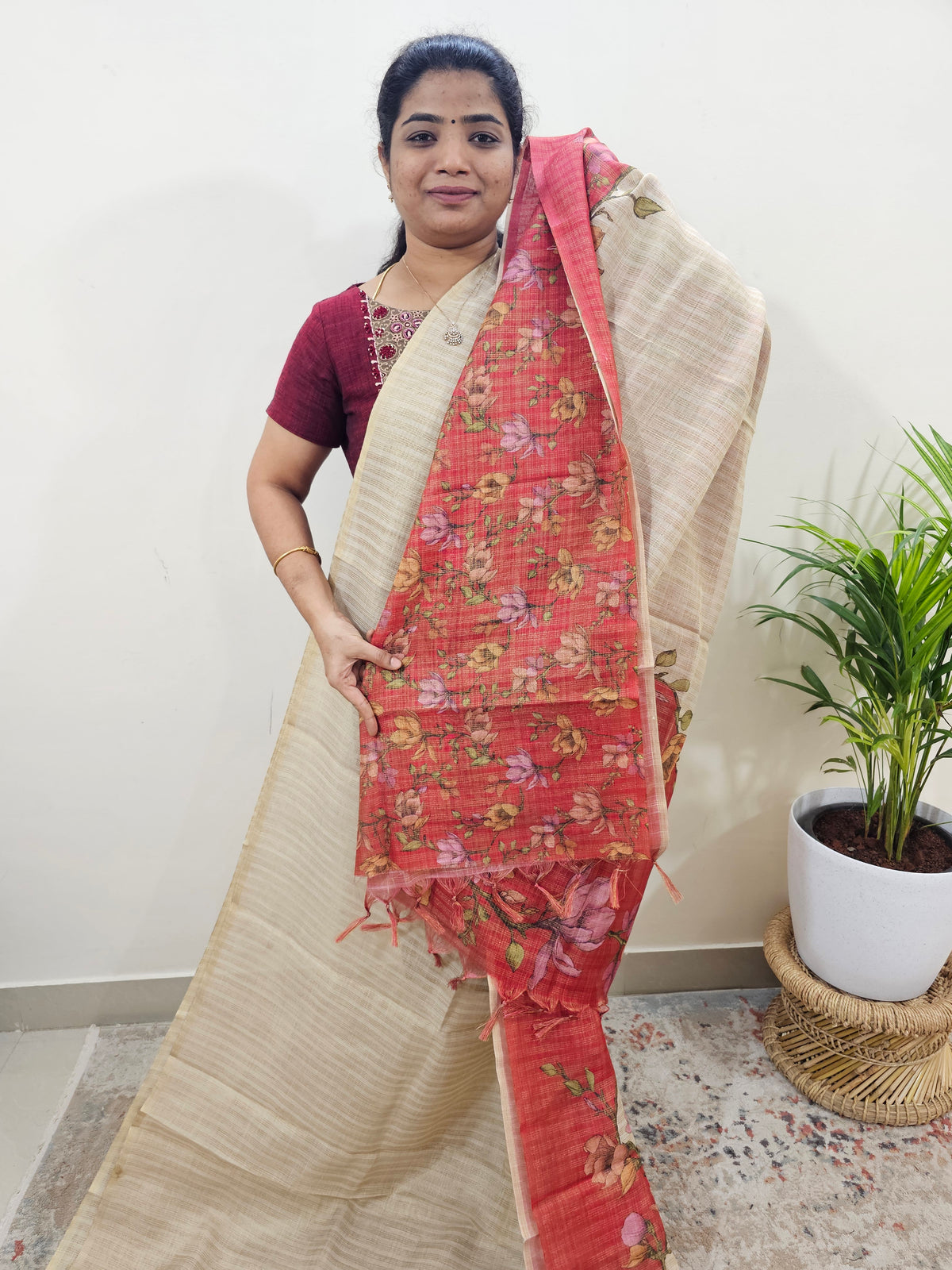 𝐏𝐫𝐞𝐛𝐨𝐨𝐤𝐢𝐧𝐠 𝐀𝐯𝐚𝐢𝐥𝐚𝐛𝐥𝐞 𝟐0 𝐃𝐚𝐲𝐬 𝐃𝐢𝐬𝐩𝐚𝐭𝐜𝐡 𝐓𝐢𝐦𝐞 Linen Tissue with Zari Weaving Digital Printed Sarees - Red