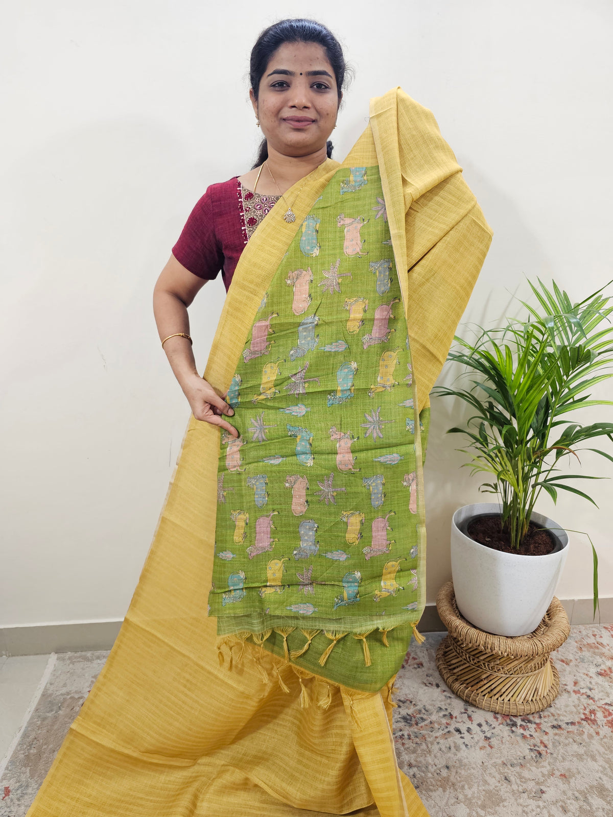 𝐏𝐫𝐞𝐛𝐨𝐨𝐤𝐢𝐧𝐠 𝐀𝐯𝐚𝐢𝐥𝐚𝐛𝐥𝐞 10 𝐃𝐚𝐲𝐬 𝐃𝐢𝐬𝐩𝐚𝐭𝐜𝐡 𝐓𝐢𝐦𝐞 Linen Tissue with Zari Weaving Digital Printed Sarees - Yellow with Green