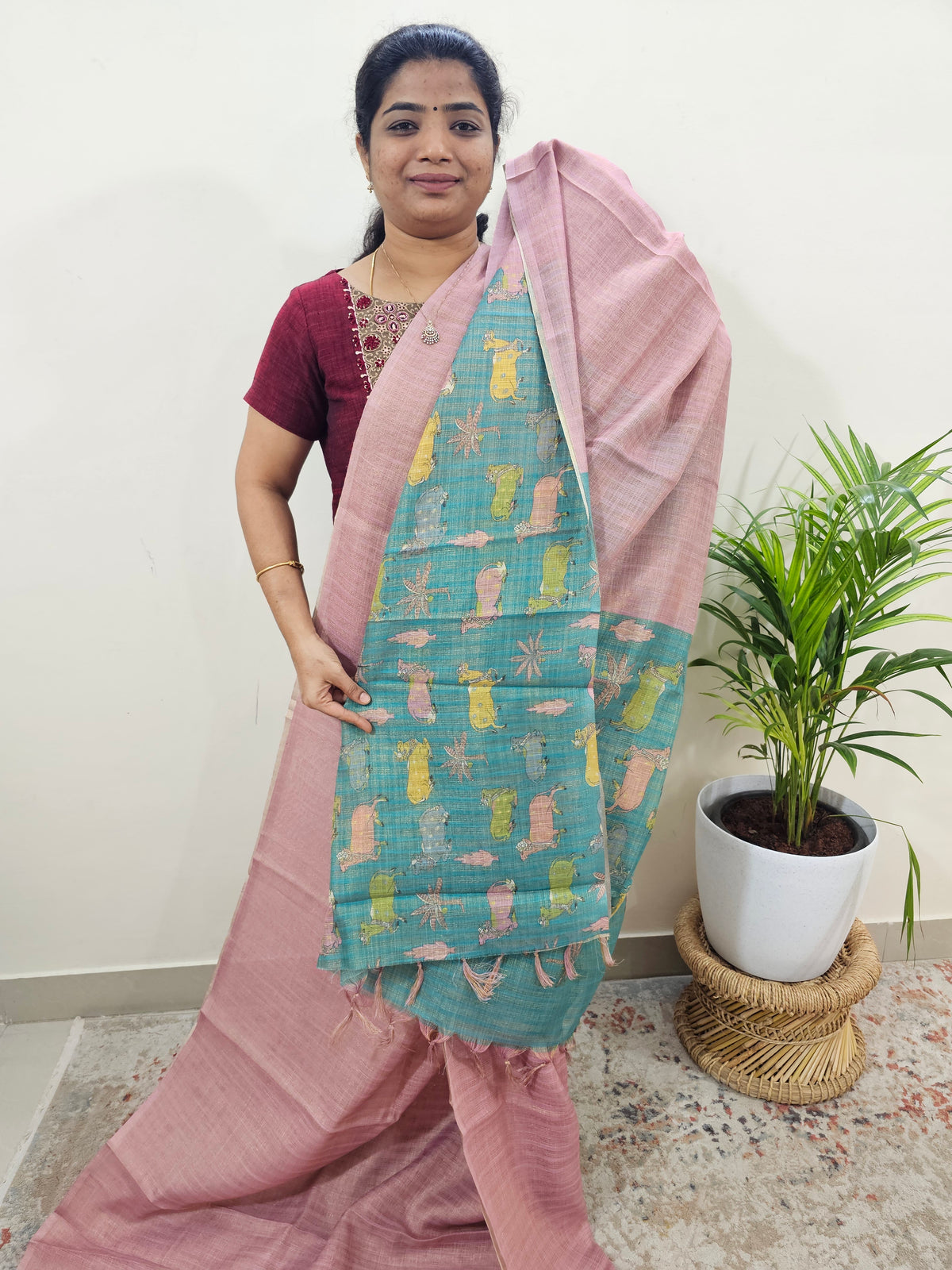 𝐏𝐫𝐞𝐛𝐨𝐨𝐤𝐢𝐧𝐠 𝐀𝐯𝐚𝐢𝐥𝐚𝐛𝐥𝐞 10 𝐃𝐚𝐲𝐬 𝐃𝐢𝐬𝐩𝐚𝐭𝐜𝐡 𝐓𝐢𝐦𝐞 Linen Tissue with Zari Weaving Digital Printed Sarees - Pink with Blue