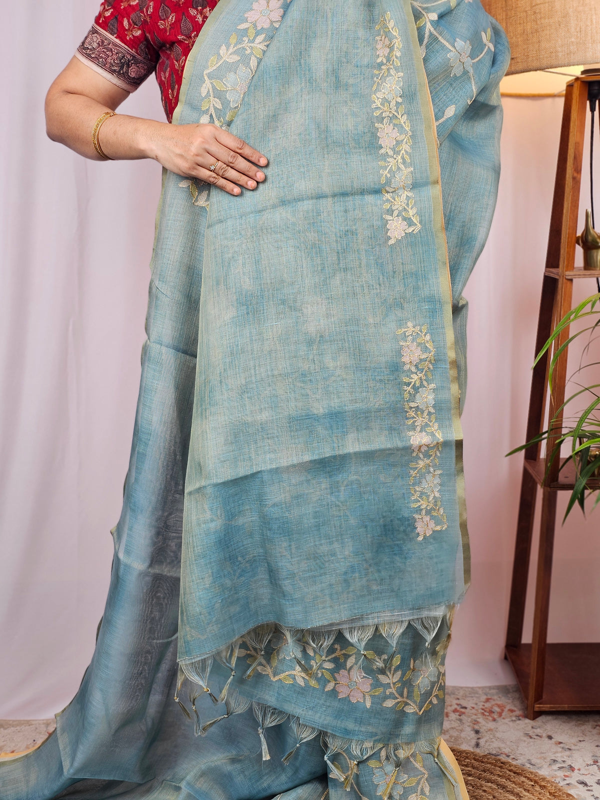 𝐏𝐫𝐞𝐛𝐨𝐨𝐤𝐢𝐧𝐠 𝐀𝐯𝐚𝐢𝐥𝐚𝐛𝐥𝐞 - 𝟐𝟎 𝐃𝐚𝐲𝐬 𝐃𝐢𝐬𝐩𝐚𝐭𝐜𝐡 𝐓𝐢𝐦𝐞 Linen Tissue with Aari Work - Blue