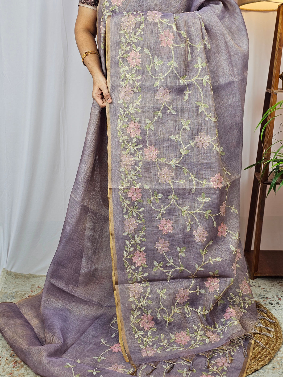 𝐏𝐫𝐞𝐛𝐨𝐨𝐤𝐢𝐧𝐠 𝐀𝐯𝐚𝐢𝐥𝐚𝐛𝐥𝐞 - 𝟐𝟎 𝐃𝐚𝐲𝐬 𝐃𝐢𝐬𝐩𝐚𝐭𝐜𝐡 𝐓𝐢𝐦𝐞 Linen Tissue with Aari Work - Lavender