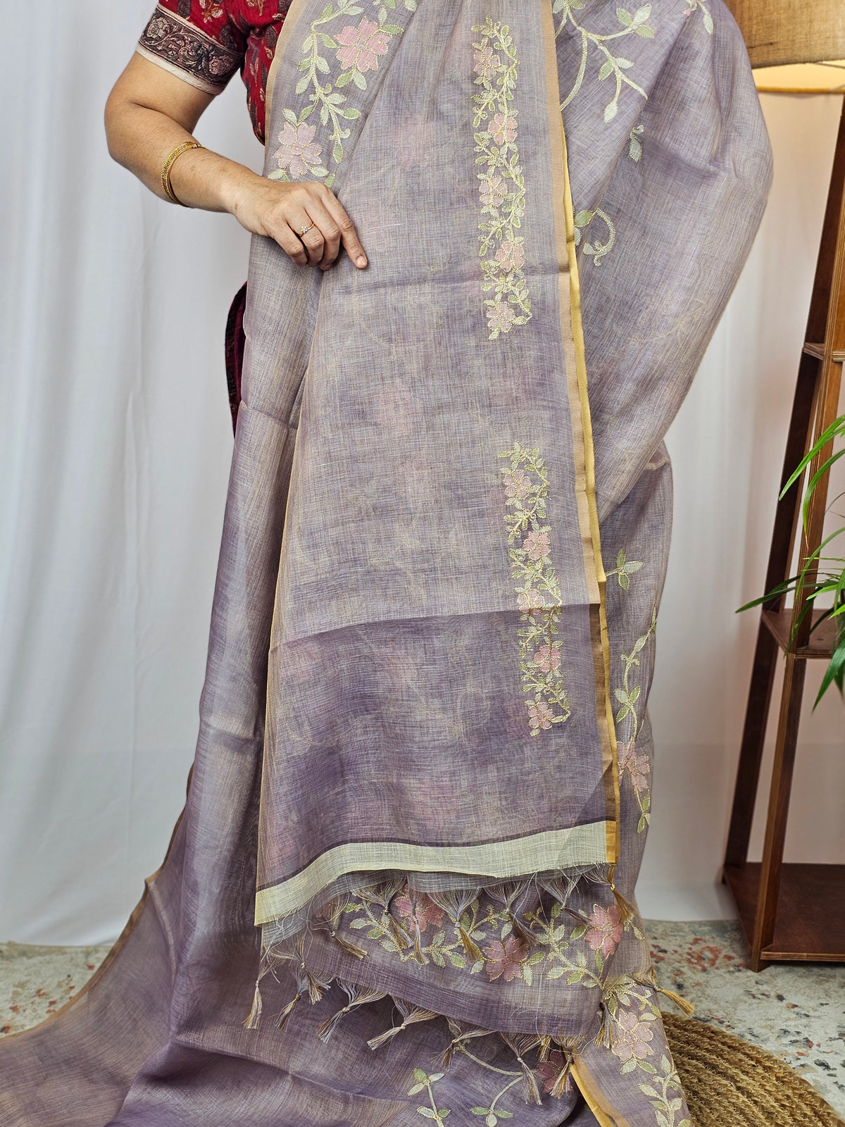 𝐏𝐫𝐞𝐛𝐨𝐨𝐤𝐢𝐧𝐠 𝐀𝐯𝐚𝐢𝐥𝐚𝐛𝐥𝐞 - 𝟐𝟎 𝐃𝐚𝐲𝐬 𝐃𝐢𝐬𝐩𝐚𝐭𝐜𝐡 𝐓𝐢𝐦𝐞 Linen Tissue with Aari Work - Lavender