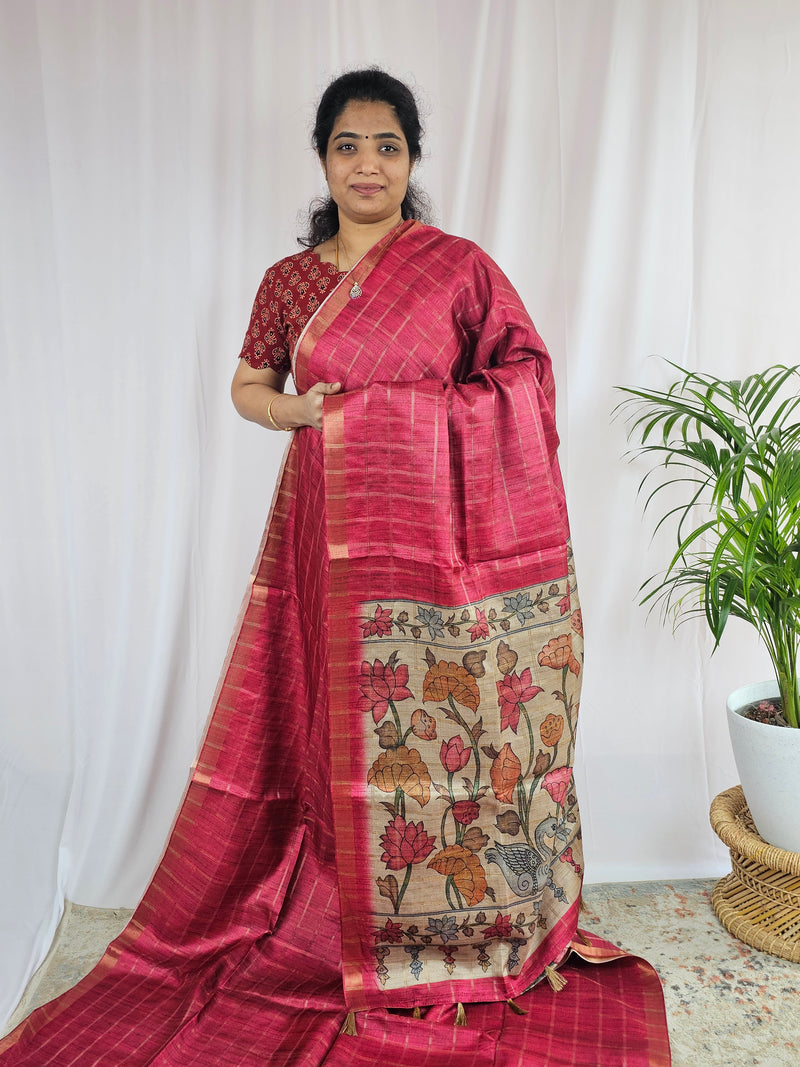 𝐏𝐫𝐞𝐛𝐨𝐨𝐤𝐢𝐧𝐠 𝐀𝐯𝐚𝐢𝐥𝐚𝐛𝐥𝐞 𝟐𝟎 𝐝𝐚𝐲𝐬 - 𝐃𝐢𝐬𝐩𝐚𝐭𝐜𝐡 𝐓𝐢𝐦𝐞 Soft Semi Tussar Checks Weaving with Kalamkari - Dark Pink