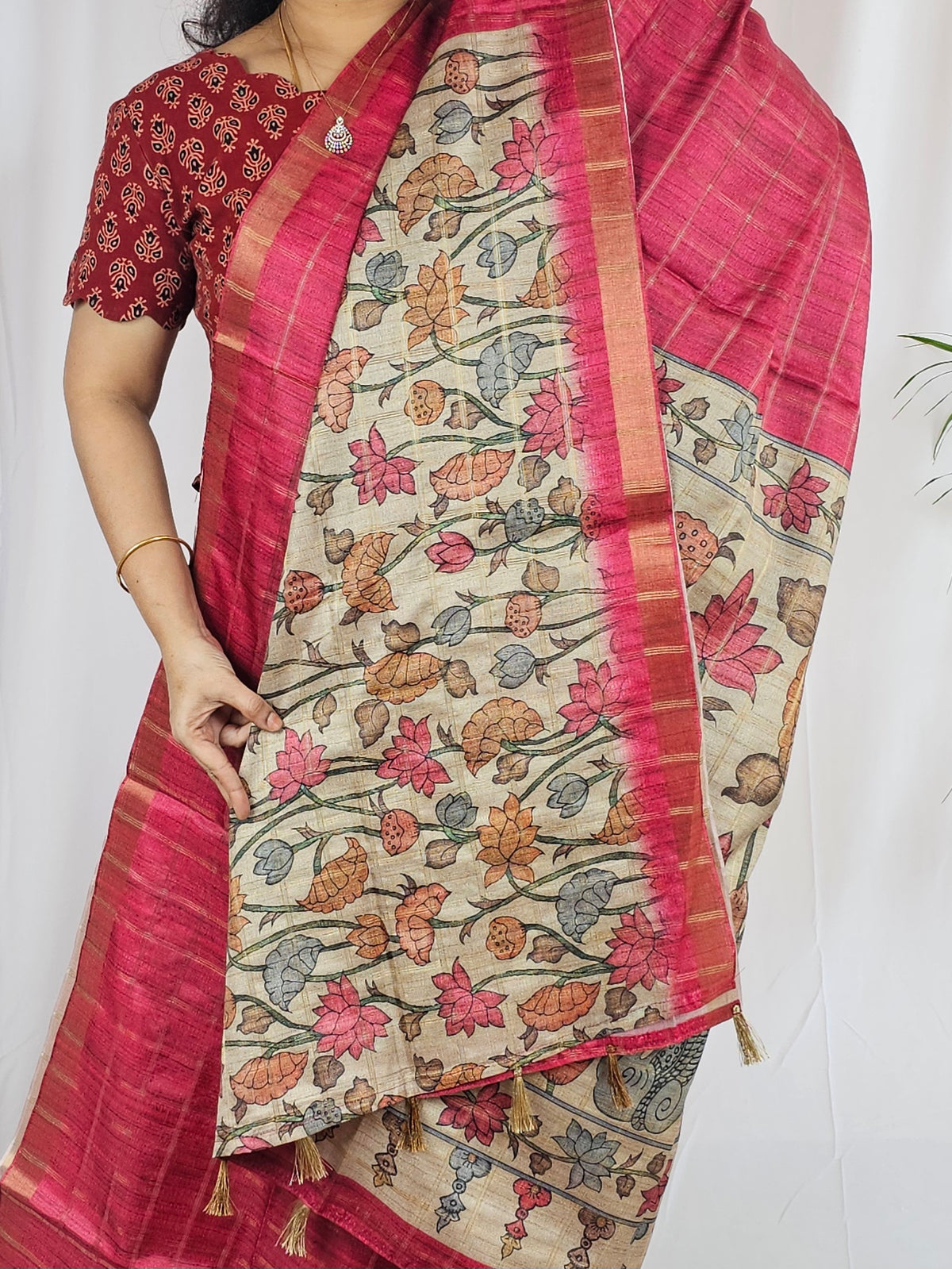 𝐏𝐫𝐞𝐛𝐨𝐨𝐤𝐢𝐧𝐠 𝐀𝐯𝐚𝐢𝐥𝐚𝐛𝐥𝐞 𝟐𝟎 𝐝𝐚𝐲𝐬 - 𝐃𝐢𝐬𝐩𝐚𝐭𝐜𝐡 𝐓𝐢𝐦𝐞 Soft Semi Tussar Checks Weaving with Kalamkari - Dark Pink