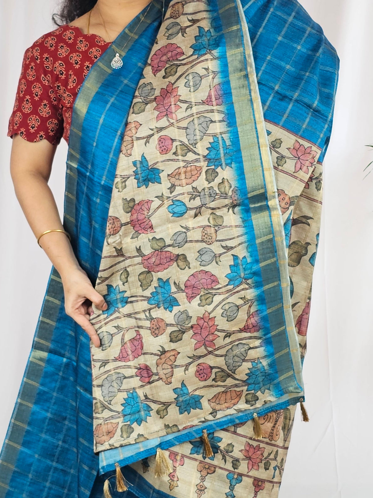 𝐏𝐫𝐞𝐛𝐨𝐨𝐤𝐢𝐧𝐠 𝐀𝐯𝐚𝐢𝐥𝐚𝐛𝐥𝐞 𝟐𝟎 𝐝𝐚𝐲𝐬 - 𝐃𝐢𝐬𝐩𝐚𝐭𝐜𝐡 𝐓𝐢𝐦𝐞 Soft Semi Tussar Checks Weaving with Kalamkari - Blue