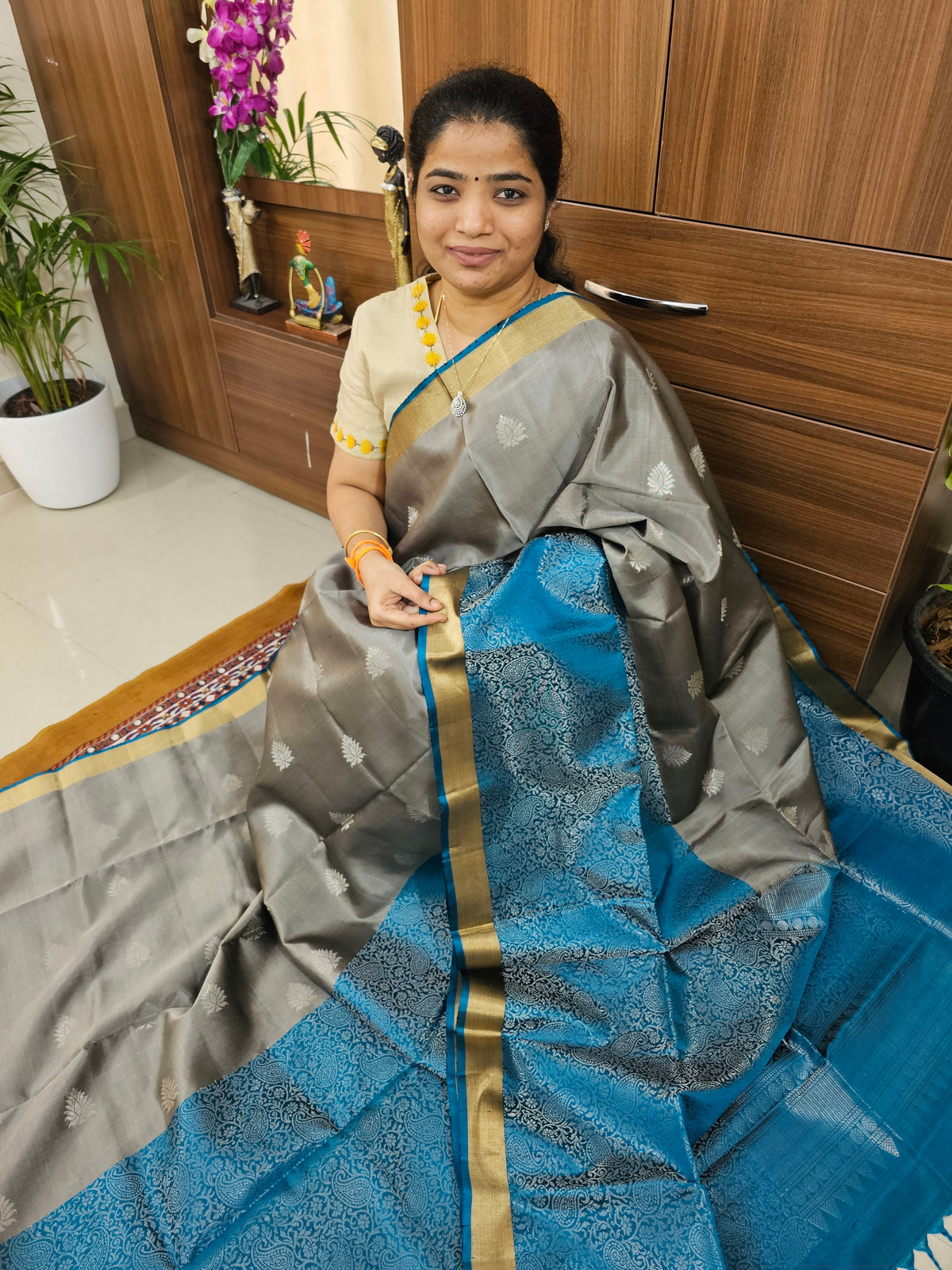 Classical Kanjivaram Pattern Pure Handloom Soft Silk Saree - Grey with Peacock Blue