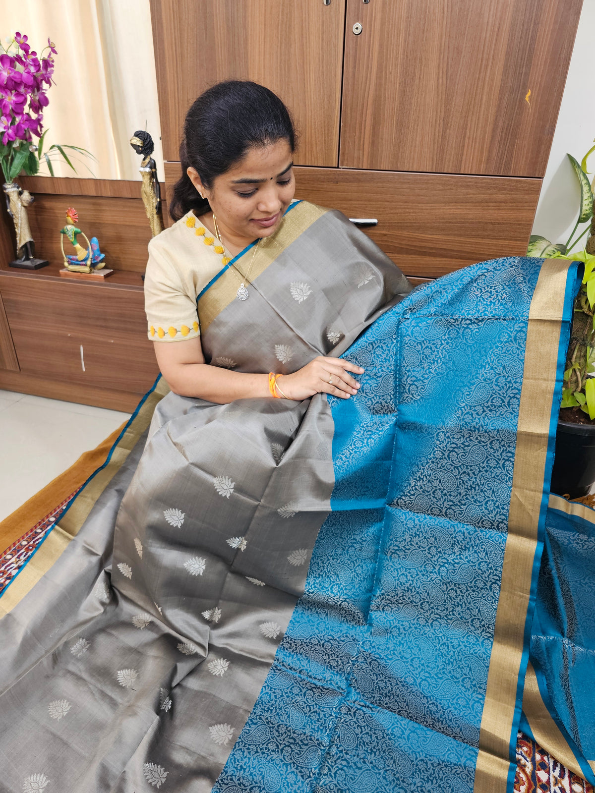 Classical Kanjivaram Pattern Pure Handloom Soft Silk Saree - Grey with Peacock Blue