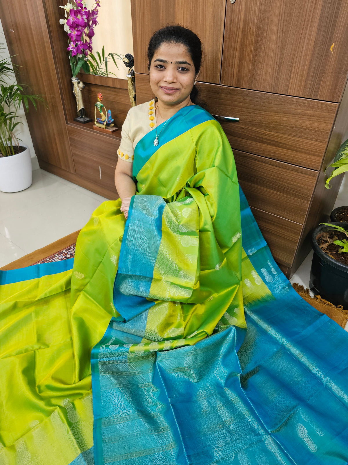Classical Kanjivaram Pattern Handloom Pure Soft Silk Sarees - Green with Sea Green