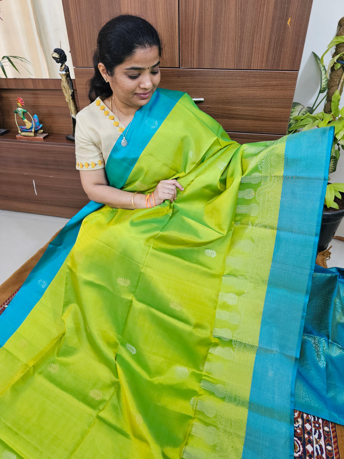 Classical Kanjivaram Pattern Handloom Pure Soft Silk Sarees - Green with Sea Green