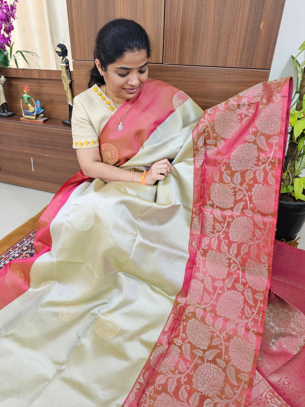 Classic Kanjivaram Pattern Pure Handloom Soft Silk Saree -   Classic Ivory with Rose Pink
