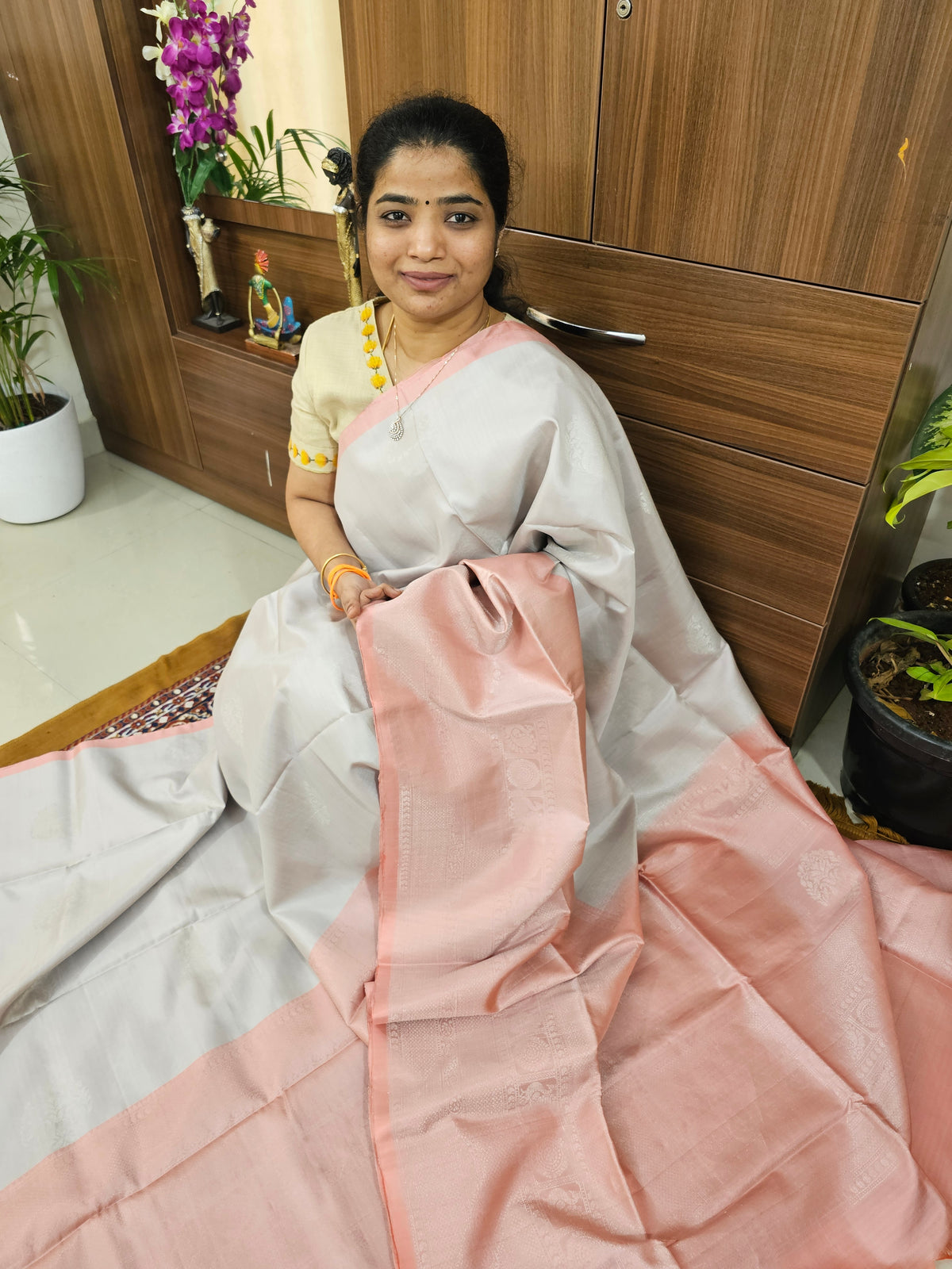 Classical Kanjivaram Pattern Pure Handloom Soft Silk Saree -  Silver with Peach