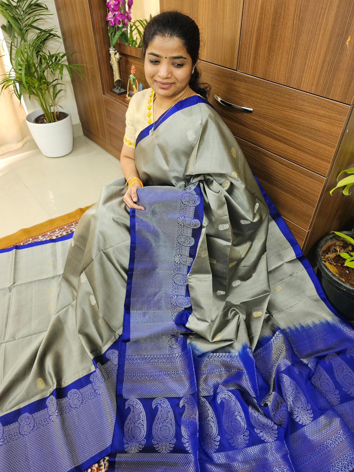 Classic Kanjivaram Pattern Pure Handloom Soft Silk Saree - Grey with