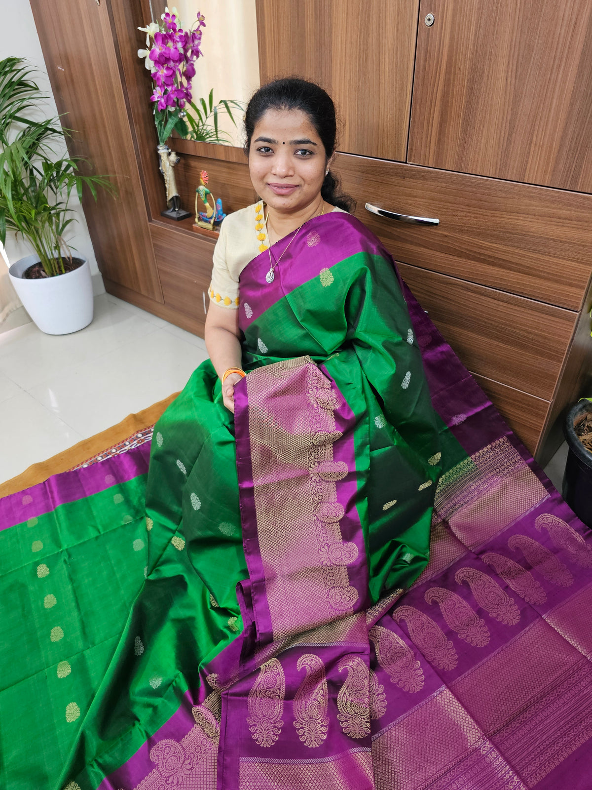 Classic Kanjivaram Pattern Pure Handloom Soft Silk Saree -   Bottle Green with Magenta Pink
