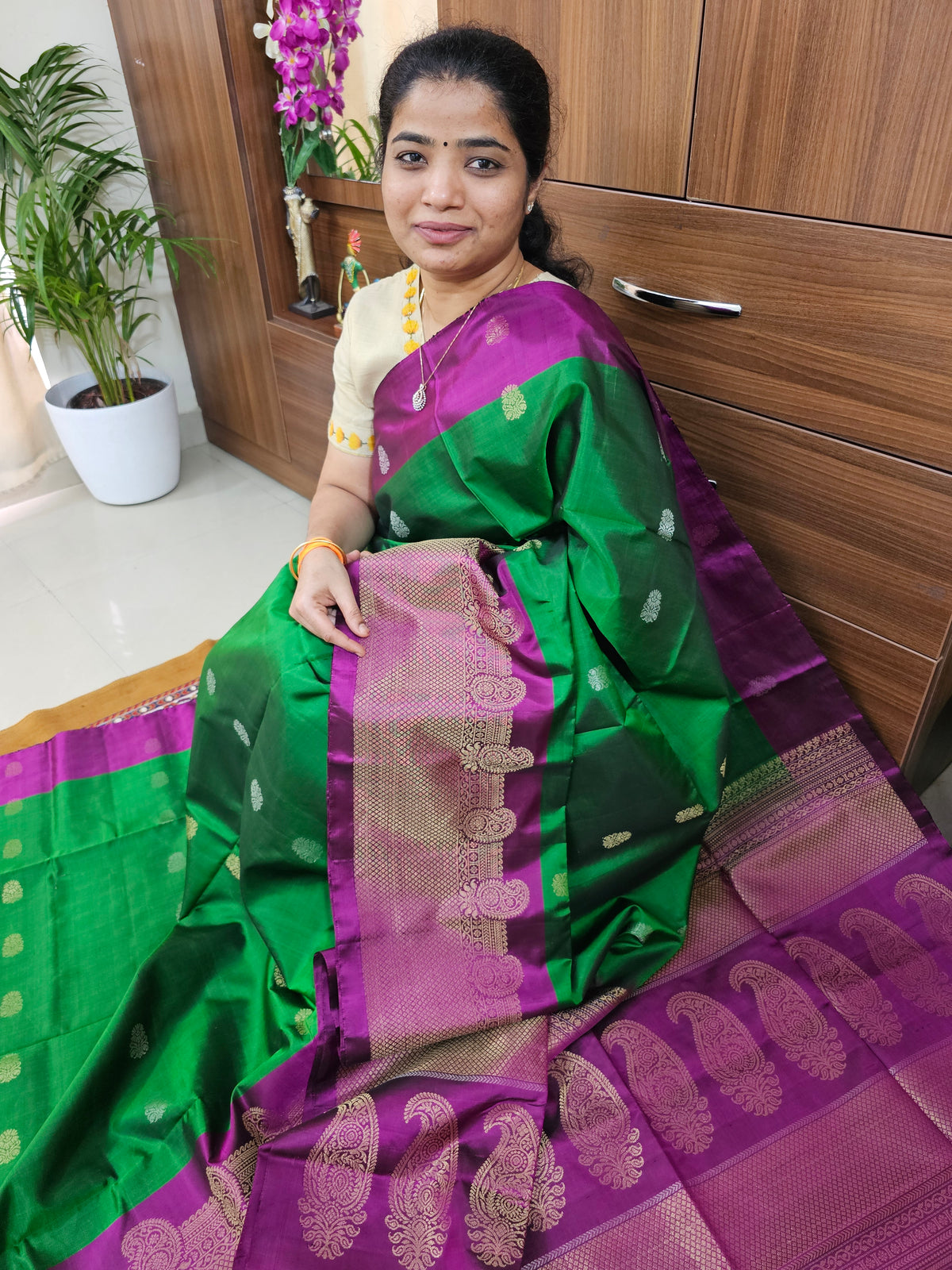 Classic Kanjivaram Pattern Pure Handloom Soft Silk Saree -   Bottle Green with Magenta Pink