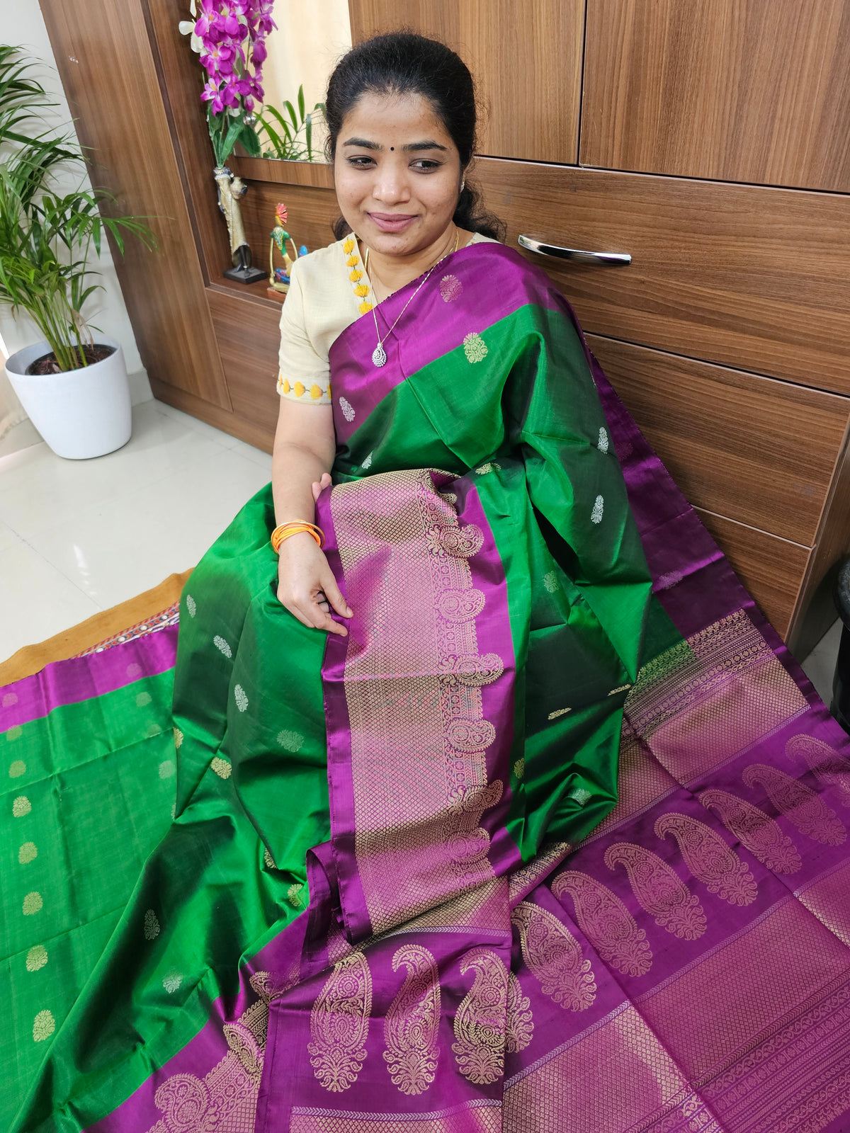 Classic Kanjivaram Pattern Pure Handloom Soft Silk Saree -   Bottle Green with Magenta Pink