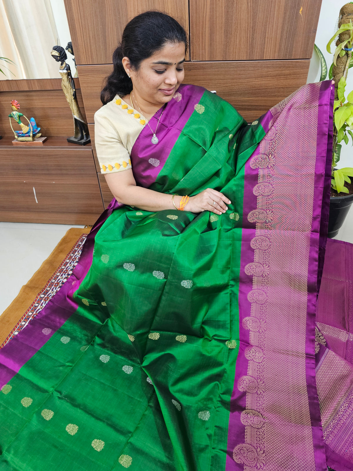 Classic Kanjivaram Pattern Pure Handloom Soft Silk Saree -   Bottle Green with Magenta Pink