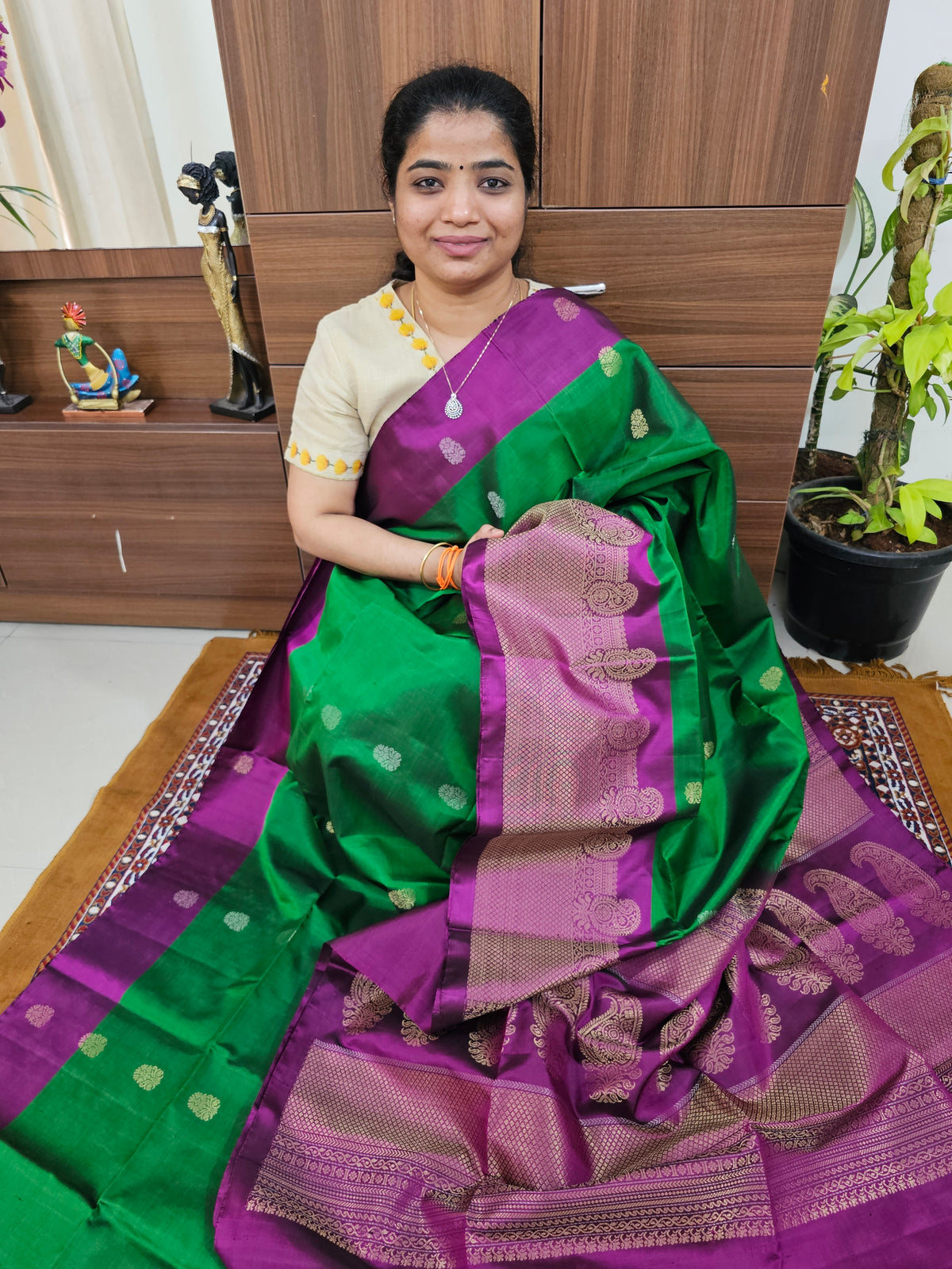 Classic Kanjivaram Pattern Pure Handloom Soft Silk Saree -   Bottle Green with Magenta Pink