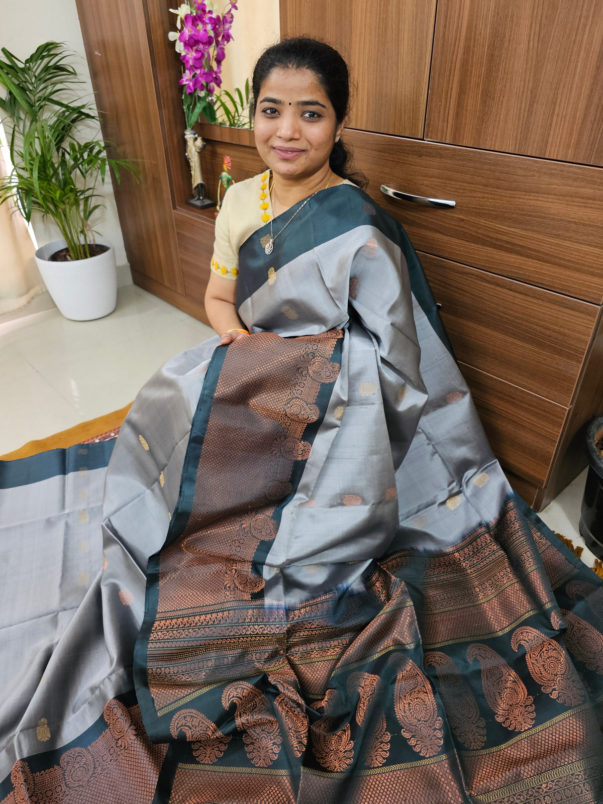 Classic Kanjivaram Pattern Pure Handloom Soft Silk Saree - Grey with Bottle Green
