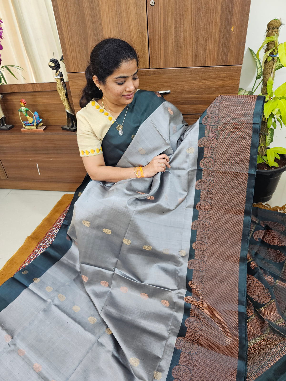 Classic Kanjivaram Pattern Pure Handloom Soft Silk Saree - Grey with Bottle Green