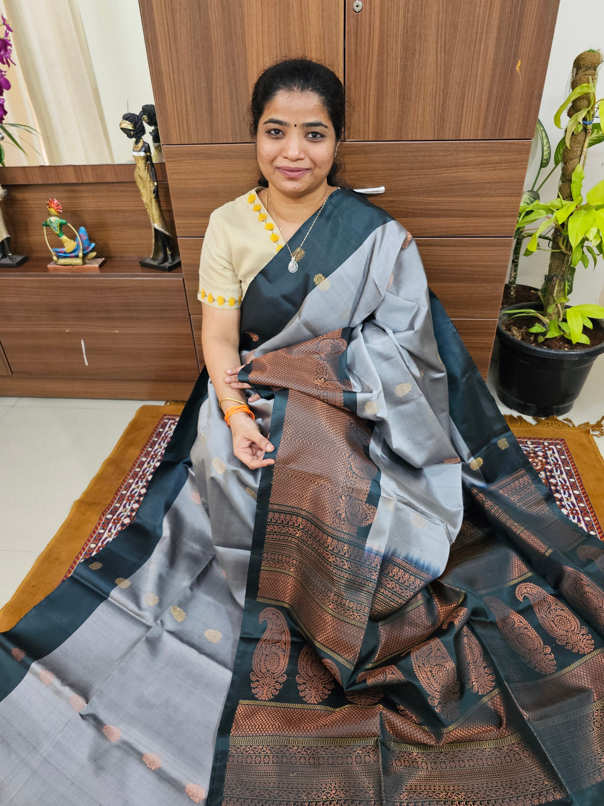 Classic Kanjivaram Pattern Pure Handloom Soft Silk Saree - Grey with Bottle Green