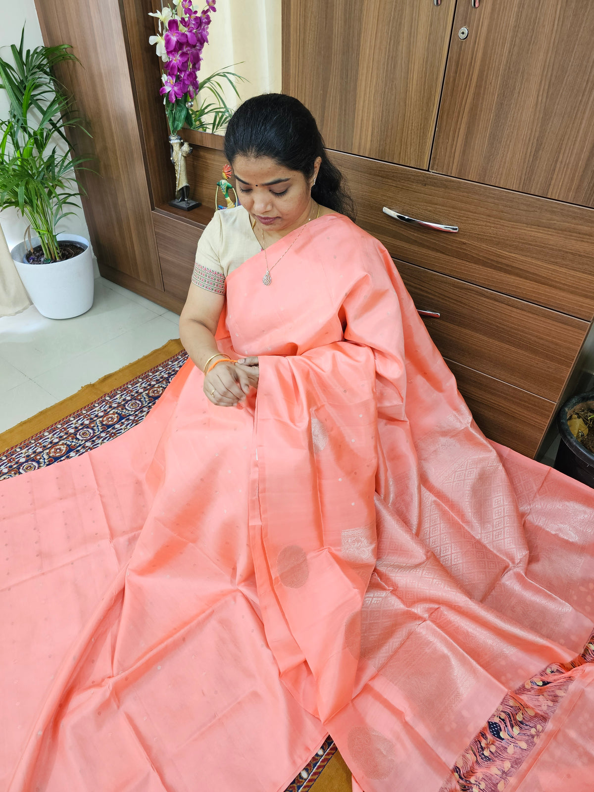 Classical Kanjivaram Pattern Pure Handloom Soft Silk Saree - Monochrome  Peach