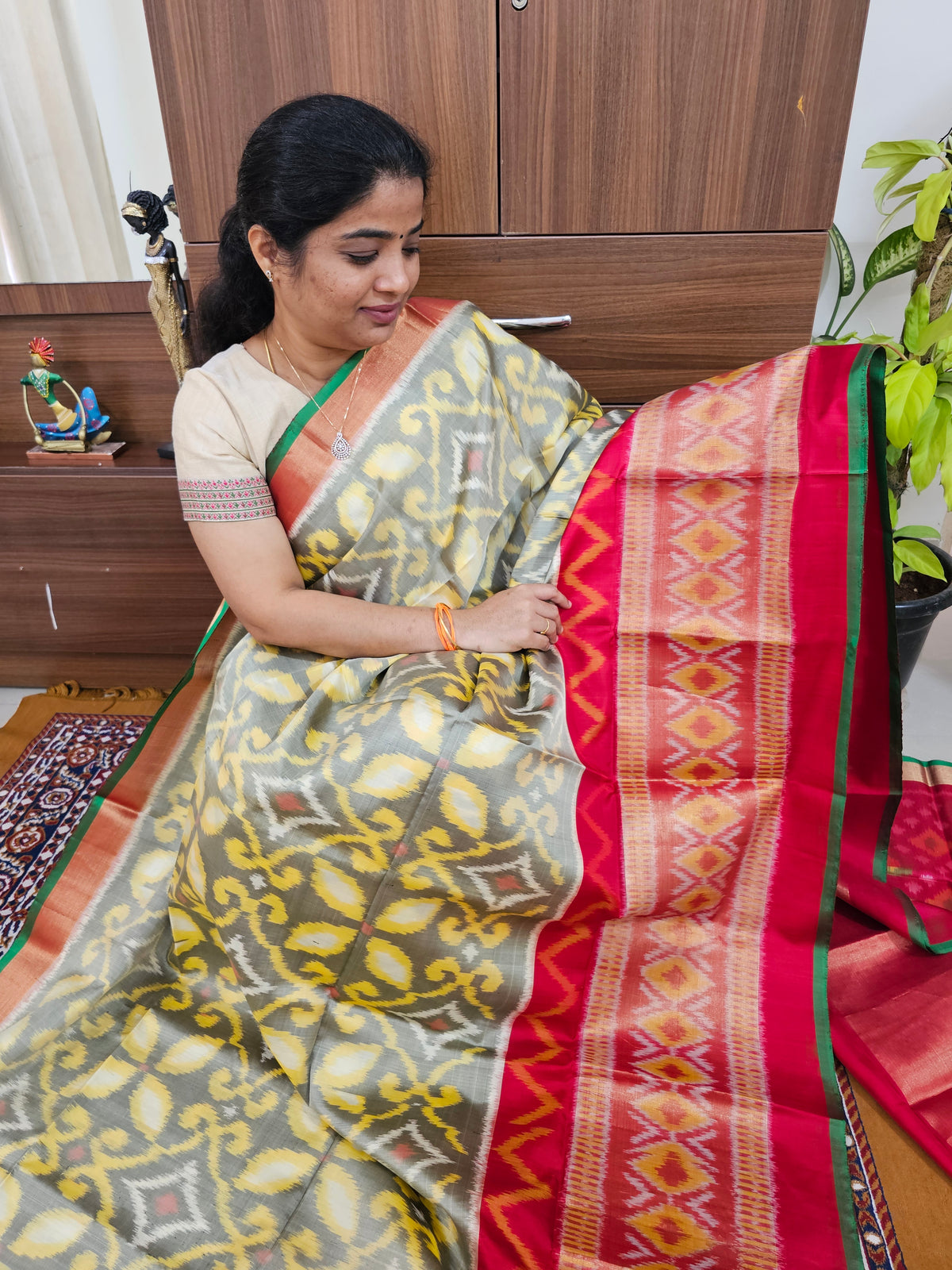 Pochampally Weave Pure Handloom Soft Silk Saree -  Grey with Red