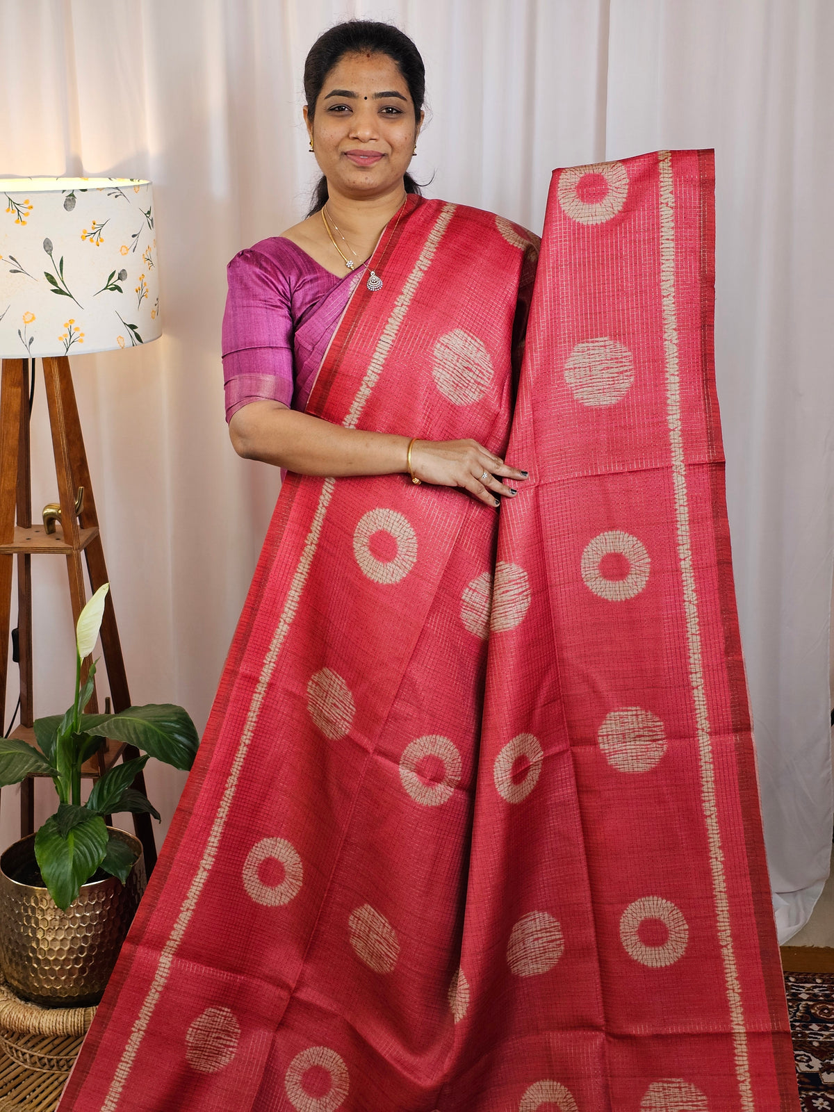 𝐏𝐫𝐞𝐛𝐨𝐨𝐤𝐢𝐧𝐠 𝐀𝐯𝐚𝐢𝐥𝐚𝐛𝐥𝐞 - 𝟐𝟎 𝐃𝐚𝐲𝐬 𝐃𝐢𝐬𝐩𝐚𝐭𝐜𝐡𝐢𝐧𝐠 𝐓𝐢𝐦𝐞 Casual Semi Tussar Checks Weave Saree - Peach