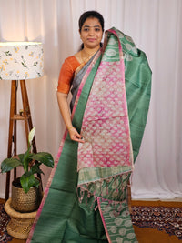 𝐏𝐫𝐞𝐛𝐨𝐨𝐤𝐢𝐧𝐠 𝐀𝐯𝐚𝐢𝐥𝐚𝐛𝐥𝐞- 𝟐𝟎 𝐃𝐚𝐲𝐬 𝐃𝐢𝐬𝐩𝐚𝐭𝐜𝐡𝐢𝐧𝐠 𝐓𝐢𝐦𝐞 Casual Semi Tussar Checks Weave Saree - Green with Pink