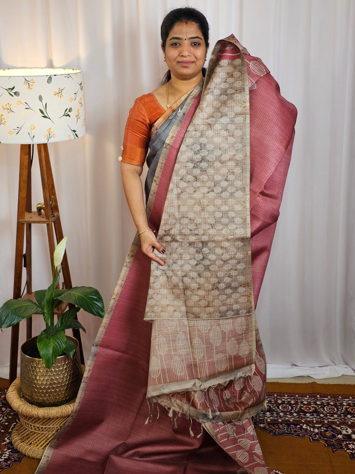 𝐏𝐫𝐞𝐛𝐨𝐨𝐤𝐢𝐧𝐠 𝐀𝐯𝐚𝐢𝐥𝐚𝐛𝐥𝐞 - 𝟐𝟎 𝐃𝐚𝐲𝐬 𝐃𝐢𝐬𝐩𝐚𝐭𝐜𝐡𝐢𝐧𝐠 𝐓𝐢𝐦𝐞 Casual  Semi Tussar Checks Weave Saree - Peach with Dark Brown