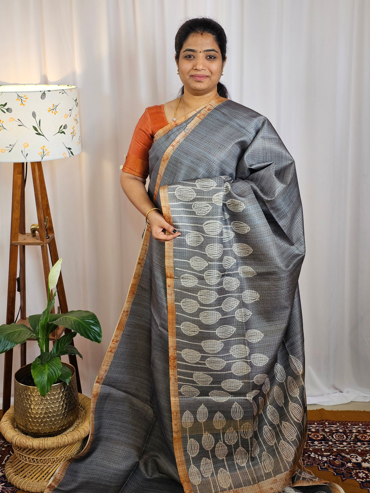 𝐏𝐫𝐞𝐛𝐨𝐨𝐤𝐢𝐧𝐠 𝐀𝐯𝐚𝐢𝐥𝐚𝐛𝐥𝐞 - 𝟐𝟎 𝐃𝐚𝐲𝐬 𝐃𝐢𝐬𝐩𝐚𝐭𝐜𝐡𝐢𝐧𝐠 𝐓𝐢𝐦𝐞  Semi Tussar Checks Weave Saree - Grey with Brown