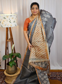 𝐏𝐫𝐞𝐛𝐨𝐨𝐤𝐢𝐧𝐠 𝐀𝐯𝐚𝐢𝐥𝐚𝐛𝐥𝐞 - 𝟐𝟎 𝐃𝐚𝐲𝐬 𝐃𝐢𝐬𝐩𝐚𝐭𝐜𝐡𝐢𝐧𝐠 𝐓𝐢𝐦𝐞  Semi Tussar Checks Weave Saree - Grey with Brown