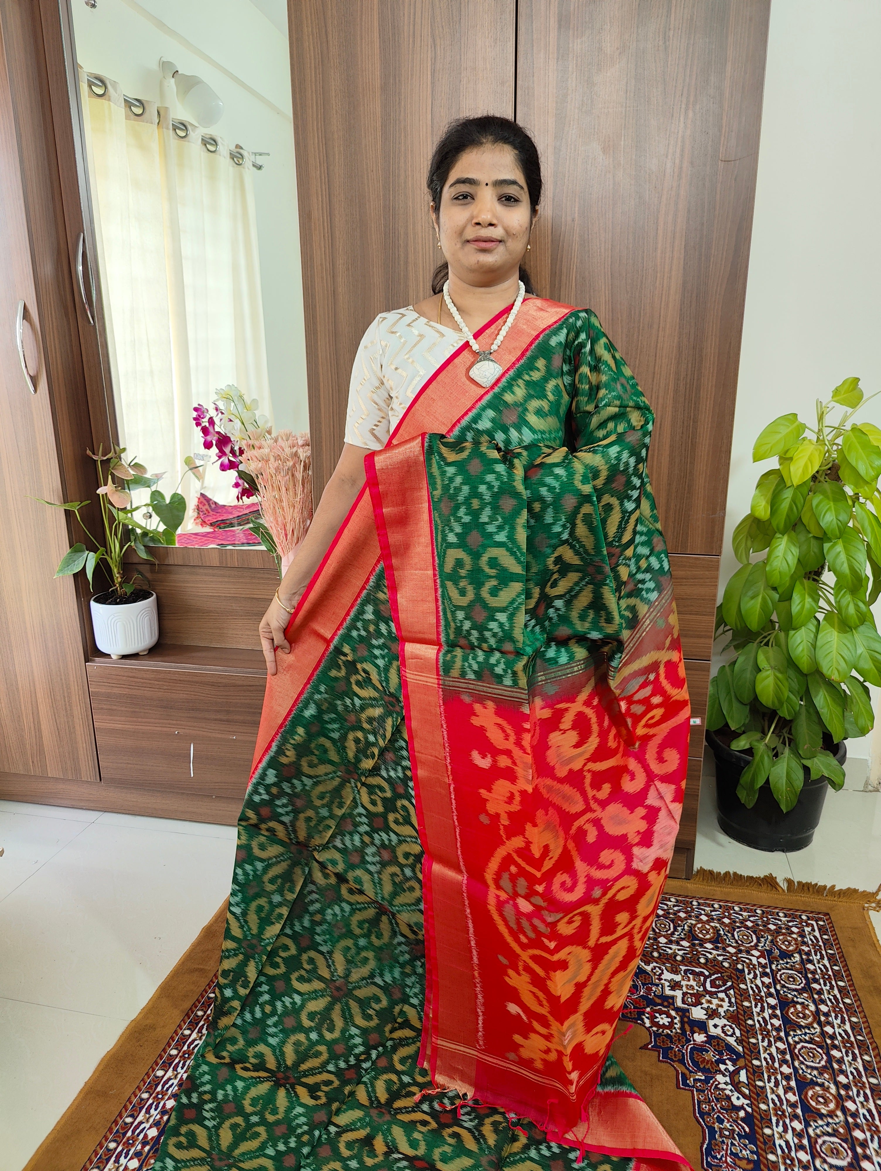 HOW TO IDENTIFY AN AUTHENTIC PAT SILK? The BORDERS in an Assam silk saree  are woven and ATTACHED SEPARATELY! To d… | Assam silk saree, Silk sarees,  Handloom saree