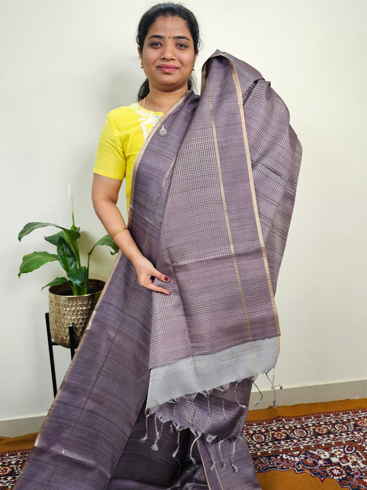 𝐏𝐫𝐞-𝐛𝐨𝐨𝐤𝐢𝐧𝐠 𝐀𝐯𝐚𝐢𝐥𝐚𝐛𝐥𝐞 𝟐𝟎 𝐝𝐚𝐲𝐬 𝐃𝐢𝐬𝐩𝐚𝐭𝐜𝐡 𝐓𝐢𝐦𝐞 Soft Semi Tussar with Zari Weaving Saree - Metalic Grey