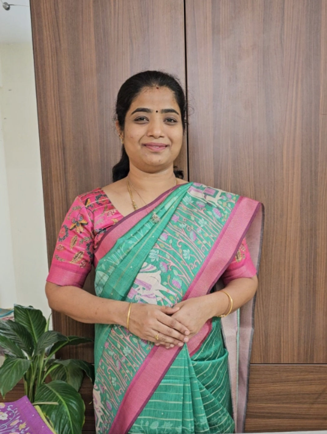 𝐏𝐫𝐞𝐛𝐨𝐨𝐤𝐢𝐧𝐠 𝐀𝐯𝐚𝐢𝐥𝐚𝐛𝐥𝐞 𝟐𝟎 𝐃𝐚𝐲𝐬 𝐃𝐢𝐬𝐩𝐚𝐭𝐜𝐡 𝐓𝐢𝐦𝐞 Soft Semi Tussar Weaving with Pichwai Border -Green with Pink