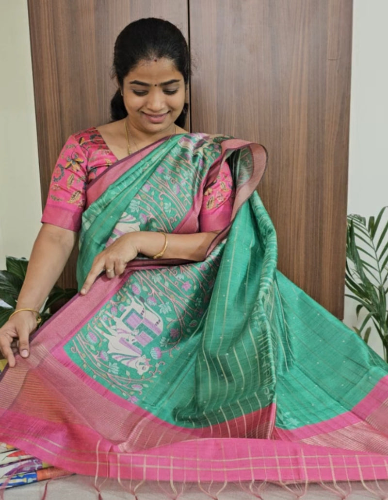 𝐏𝐫𝐞𝐛𝐨𝐨𝐤𝐢𝐧𝐠 𝐀𝐯𝐚𝐢𝐥𝐚𝐛𝐥𝐞 𝟐𝟎 𝐃𝐚𝐲𝐬 𝐃𝐢𝐬𝐩𝐚𝐭𝐜𝐡 𝐓𝐢𝐦𝐞 Soft Semi Tussar Weaving with Pichwai Border -Green with Pink